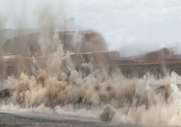 2012年9月12日，公司在神华集团黑岱沟成功实施数码电子雷管松动爆破